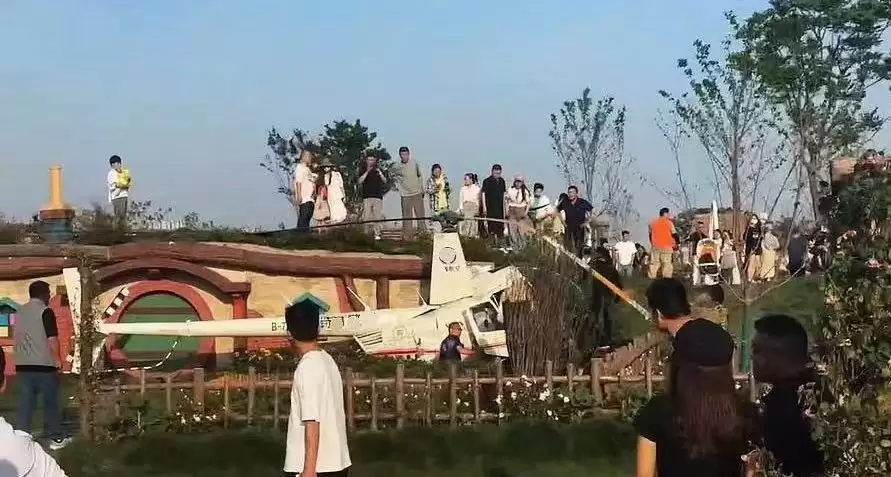 苏州一直升机坠落致1死4伤