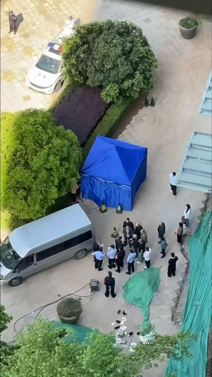 4月16日，绍兴金点子纺织公司董事长毕光钧跳楼自杀