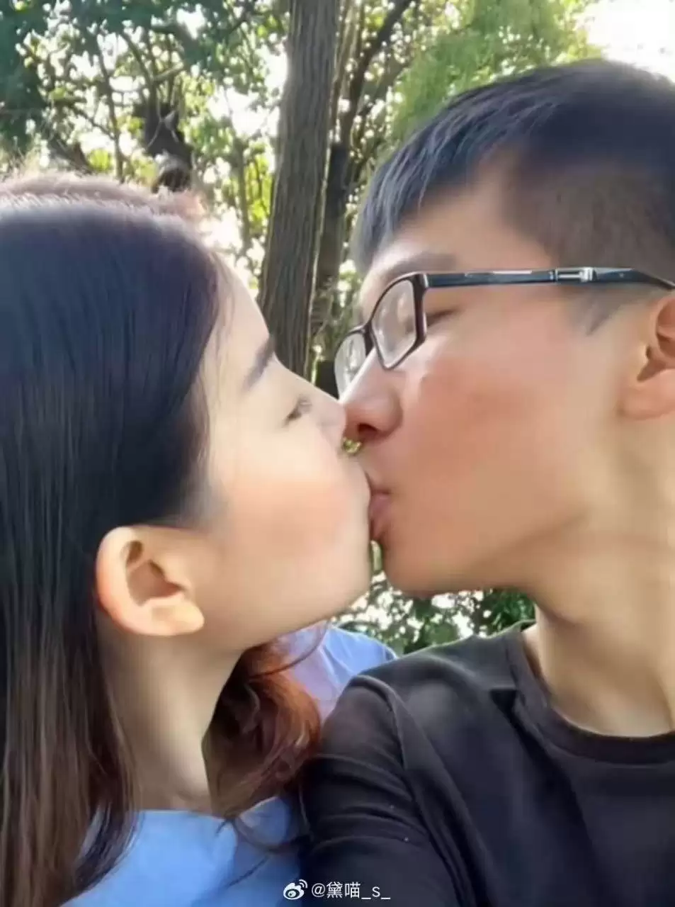 妈妈陪青春期儿子备考,释放压力