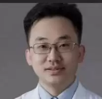 中日友好医院主任医师肖飞被妻子实名举报婚内出轨多名医护人员，举报信中还称肖飞甚至和出轨对象丢下已麻醉的病人