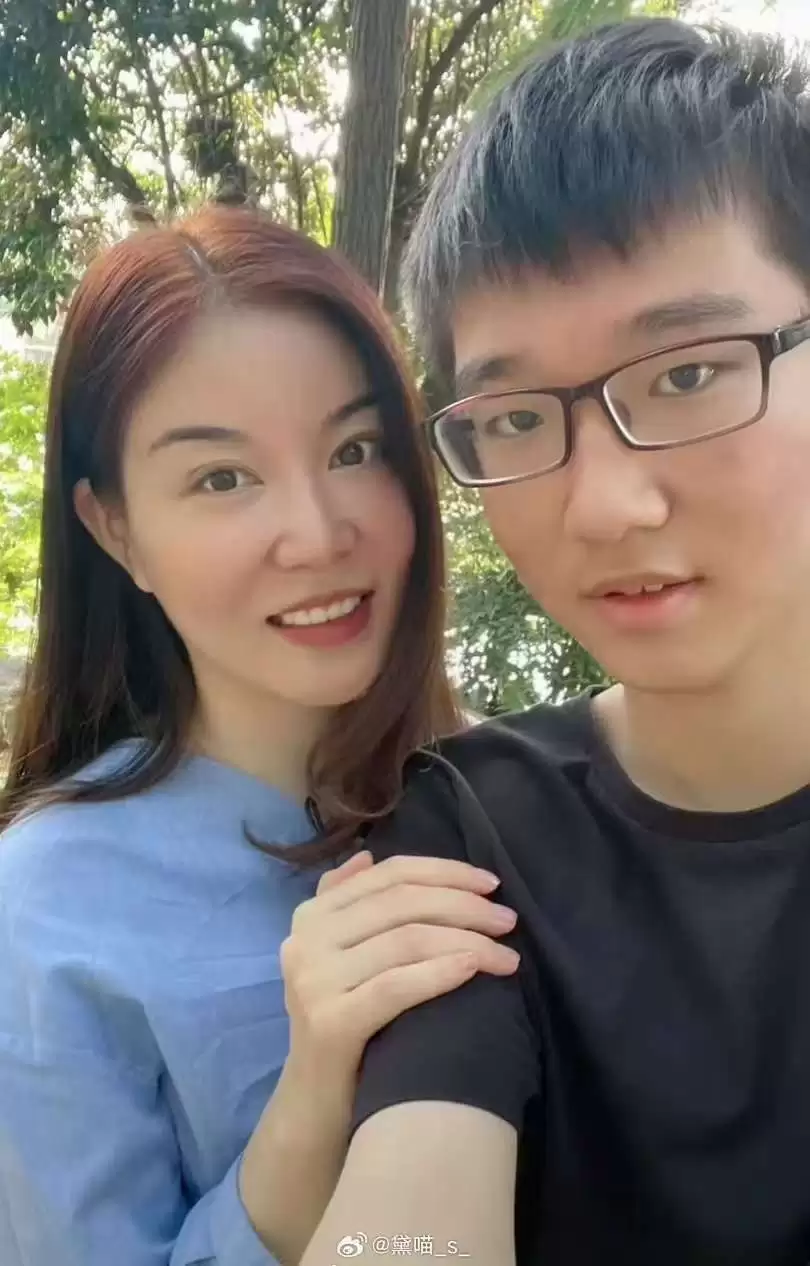 妈妈陪青春期儿子备考,释放压力